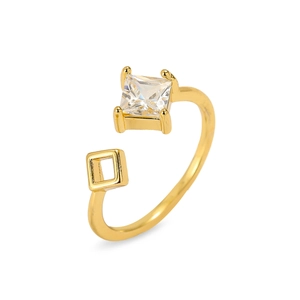 Détail de la bague ajustable dorée avec zircon carré et motif géométrique évidé