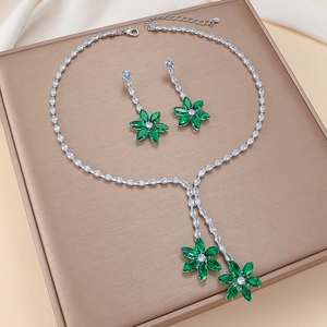 Elegant emerald green zircon flower jewelry set with silver necklace and stud earrings