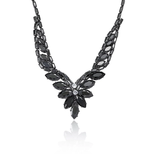 Collier élégant en V avec zircons noirs et franges en cristal sur fond blanc poli
