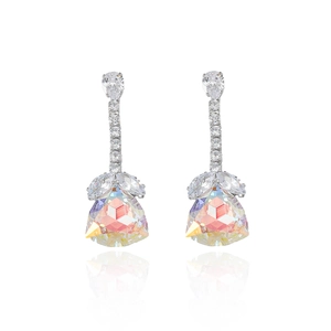 Elegante silberne Tropfenohrringe mit Aurora-Kristallen und Zirkonia-Anhängern auf weiß