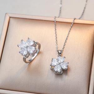 Parure en acier titane avec collier trèfle en zircone cœur et bague assortie