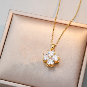 Collier élégant en titane doré avec un pendentif trèfle à quatre feuilles rotatif en zircon