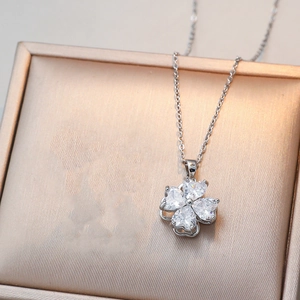 Gros plan du pendentif trèfle rotatif avec zircons en forme de cœur et chaîne en argent