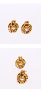 Détail de boucles d'oreilles anneaux entrelacés dorés avec attache à rayures verticales