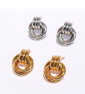 Détail de boucles d'oreilles à double anneau torsadé en finitions métalliques or et argent