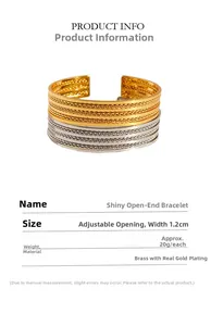Detalle macro del brazalete ancho de cadena multicapa en latón chapado en oro y plata
