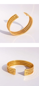 Detalle de brazalete dorado multicapa con textura tejida y acabado metálico brillante