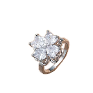 Bague trèfle argentée élégante sertie de zircons étincelants en forme de cœur