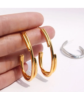Détails de boucles d'oreilles créoles C triple rang en laiton plaqué or avec fini poli miroir
