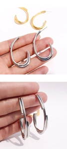 Vue détaillée des boucles d'oreilles en laiton entrelacées en forme de U doré et argenté