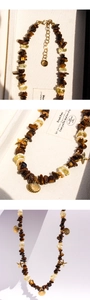 Détails du collier en œil de tigre avec pendentifs dorés en étoile de mer et coquillage