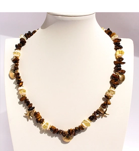Détail du collier avec pierres d'oeil de tigre, citrine et pendentifs d'étoiles de mer