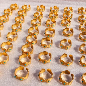 Vue détaillée de bagues ajustables vintage dorées avec pierres turquoises et motifs éventail