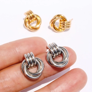Boucles d'oreilles clous minimalistes en métal torsadé finitions doré et argent