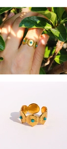 Détail d'une bague ajustable dorée avec perles turquoises et textures rayons de soleil