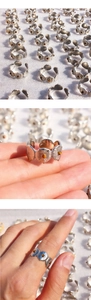 Vue détaillée d'une bague vintage argentée avec gravures rayons de soleil et œil de tigre
