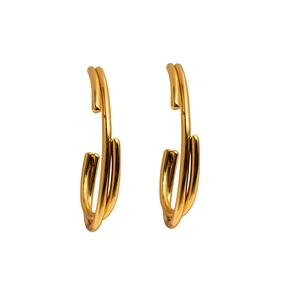 Boucles d'oreilles créoles en laiton plaqué or avec un design superposé en métal liquide