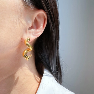 Boucles d'oreilles spirales dorées chic avec design courbe irrégulier poli pour femme