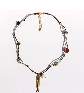 Dettaglio della collana occhio di tigre con pendente a pesce dorato e perla lucida