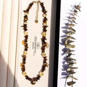 Collier en œil de tigre et citrine avec pendentifs étoile de mer dorée et coquillage
