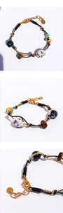 Dettaglio macro del bracciale etnico con perle occhio di tigre e chiusura a moschettone