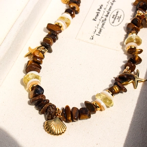 Collier perles œil de tigre avec pendentifs étoile de mer et coquillage sur support