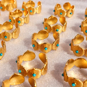 Bagues ouvertes dorées vintage avec pierres turquoise et motifs d'éventail texturés