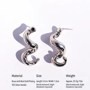 Boucles d'oreilles modernes torsadées en forme de S en laiton poli avec tiges en argent 925