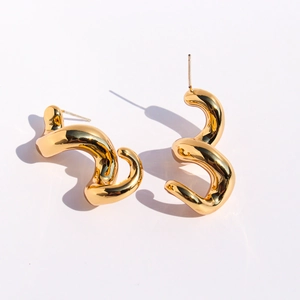 Boucles d'oreilles spirales dorées au design irrégulier poli sur fond blanc pur