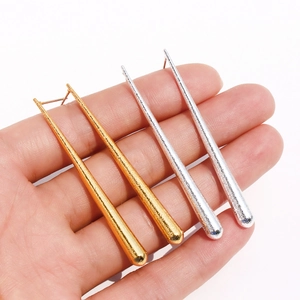 Longues boucles d'oreilles goutte en or et argent avec finition métallique texturée