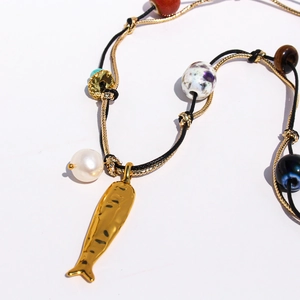 Collana con ciondolo a pesce, perle di ceramica e perle su cordino intrecciato e catena