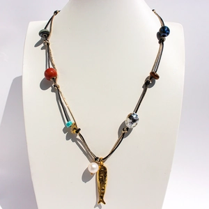 Collana boho a due strati con perline colorate, ciondolo a forma di pesce e perla