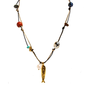 Collana boho con perline di ceramica colorate, perla e ciondolo a forma di pesce d'oro