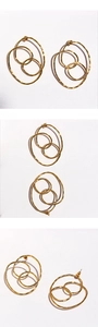 Vue détaillée de boucles d'oreilles ovales dorées polies au design géométrique