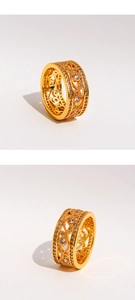 Vue détaillée de la bague vintage ajourée en plaqué or avec détails en zircon cubique