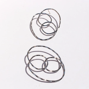 Boucles d'oreilles géométriques en argent avec anneaux ovales entrelacés