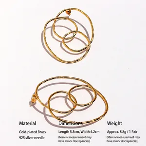 Boucles d'oreilles ovales géométriques dorées avec texture martelée et tiges en argent 925