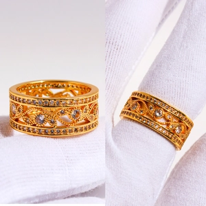 Bague Large en Laiton Vintage Plaqué Or Véritable avec Motif de Feuille Sculpté Creux et Zircon Gioiaux pour Femmes Banquet Fête