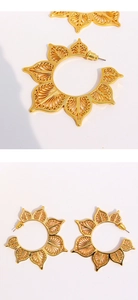 Detailansicht großer goldener hohler C-Ohrringe mit floralen Bohème-Mustern im Design