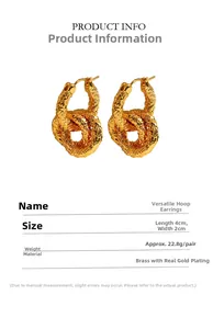 Vue macro de boucles d'oreilles en laiton doré texturé, dimensions 4x2cm et 22,8g