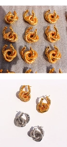 Détail de la texture froissée vintage sur boucles d'oreilles créoles or et argent