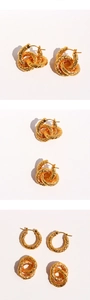 Détail de boucles d'oreilles anneaux dorés avec texture martelée et design entrelacé