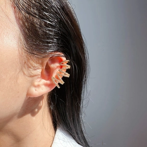 Détail du Ear Cuff doré multicouche orné de cristaux de zircone cubique micro-pave brillants