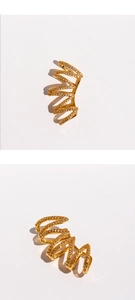 Détail du ear cuff multicouche doré serti de micro-zircons avec un design élégant à vagues