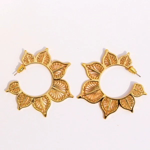 Kreative hohl geschnitzte C-förmige goldene Creolen mit Sonnenblumenmuster-Design