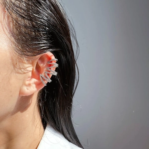 Détail du protège-oreille argenté en V à plusieurs couches avec pavé de zircons sur modèle