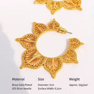 Goldene C-förmige Creolen mit ausgehöhltem Blattmuster im Boho-Stil 5cm Durchmesser