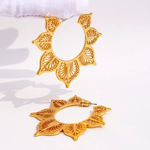 Goldene böhmische Mandala-Creolen mit aufwendig ausgeschnittenem Sonnenblumen-Muster