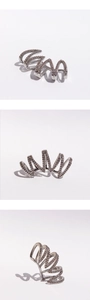 Détail d'un ear cuff argenté multicouche serti de zircons avec design ajouré en V