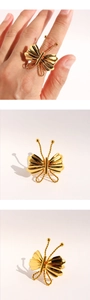 Gros plan détaillé de la bague papillon 3D faite main avec des ailes texturées dorées
